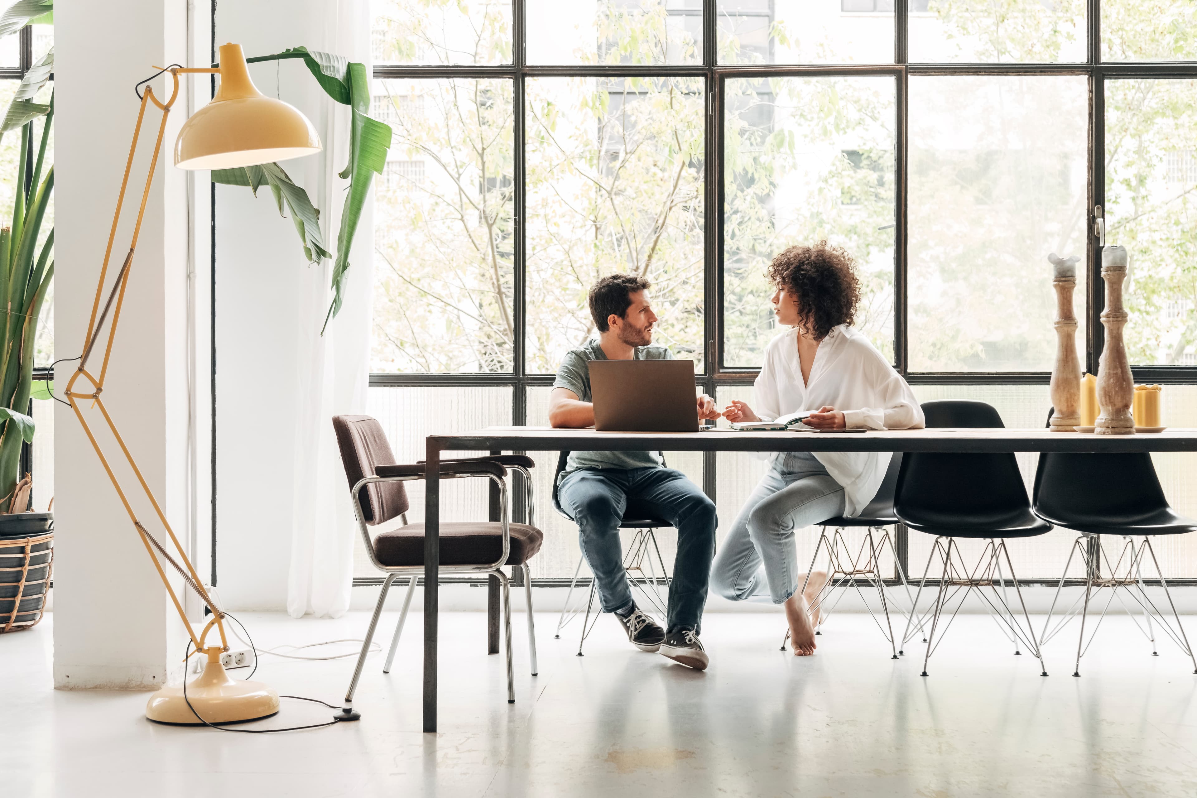 two coworkers having a feedback session